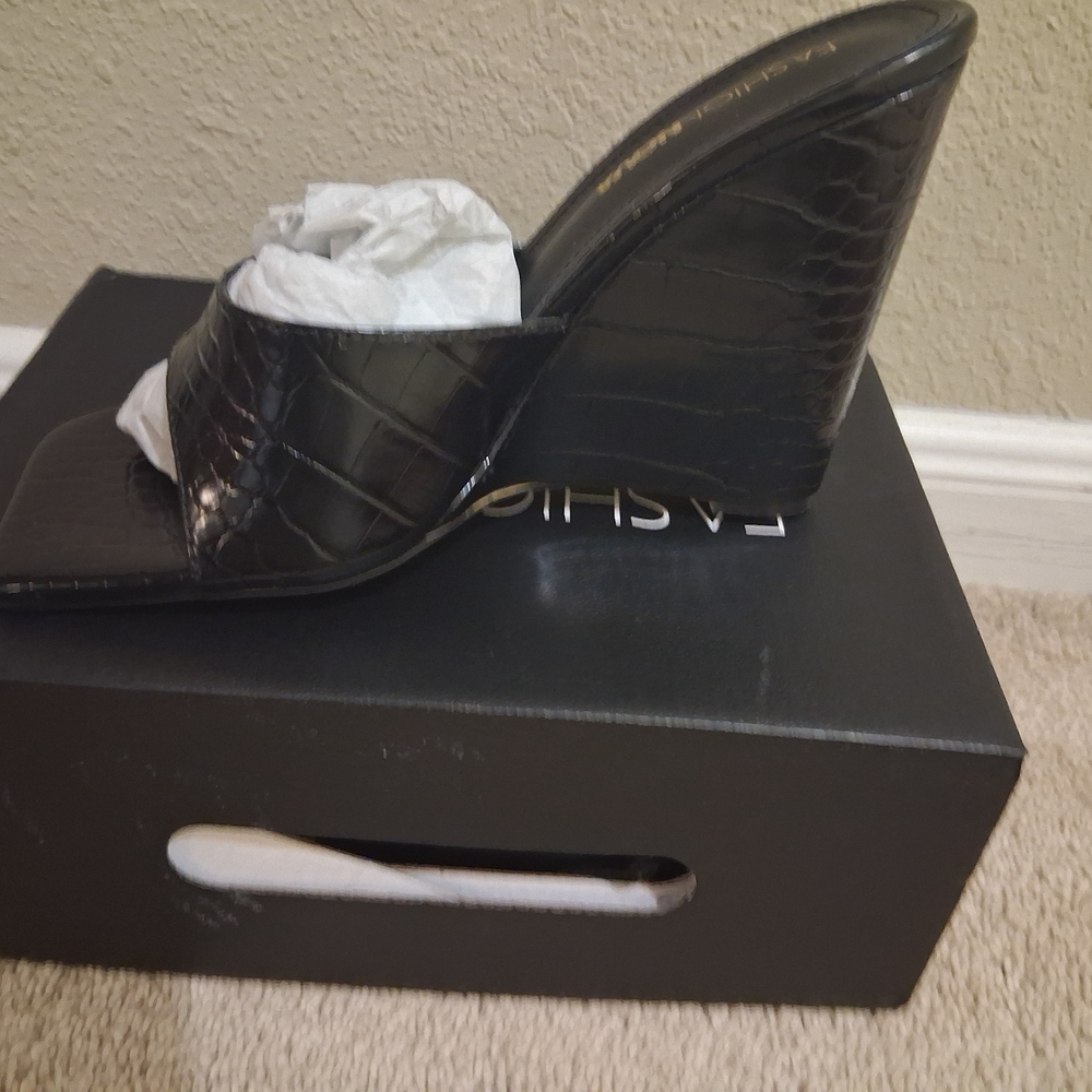 Chic Black Croc-Embossed Wedge Sandals